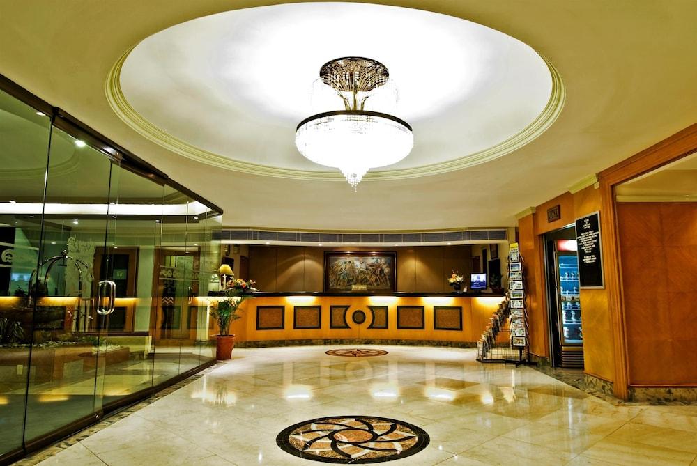 Berjaya Makati Hotel Макати Экстерьер фото